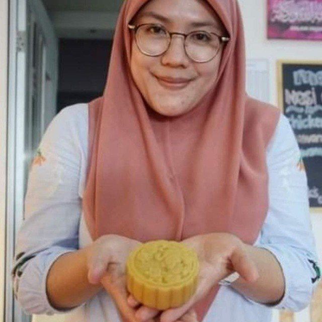 Farrah Diba Baker Khusus Kuih Bakul Daun Pisang dan Kuih Bulan